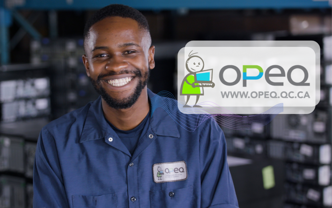 Un technicien d'OPEQ sourit à la caméra et à droite de son visage on retrouve le logo d'OPEQ.