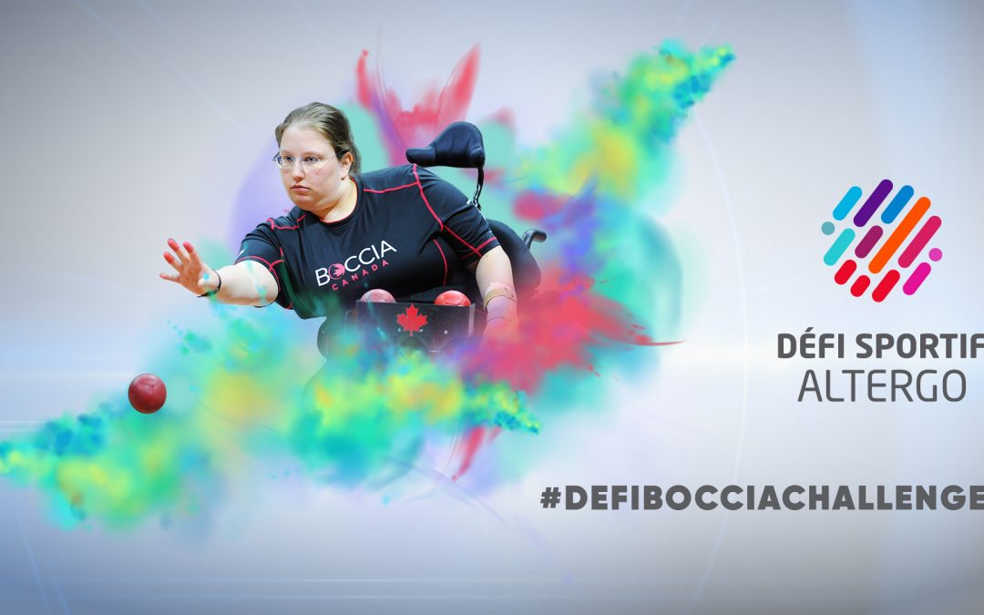 Une joueuse se boccia qui lance une balle se trouve au centre d'une explosion de poudre de couleurs. On retrouve également le mot-clic #defibocciachallenge.