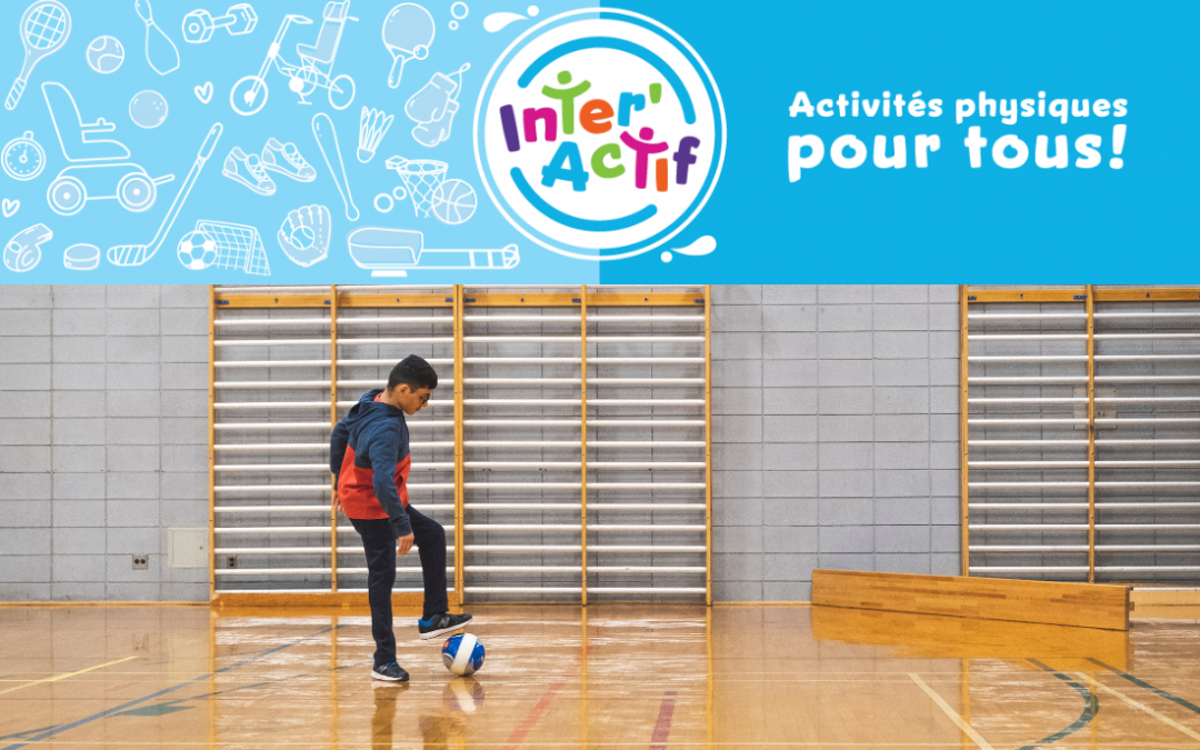 Description de l'image : Une bannière où il est écrit "Inter'Actif : Activités physique pour tous" Sous la bannière, la photo d'un jeune garçon qui met son pied sur un ballon.
