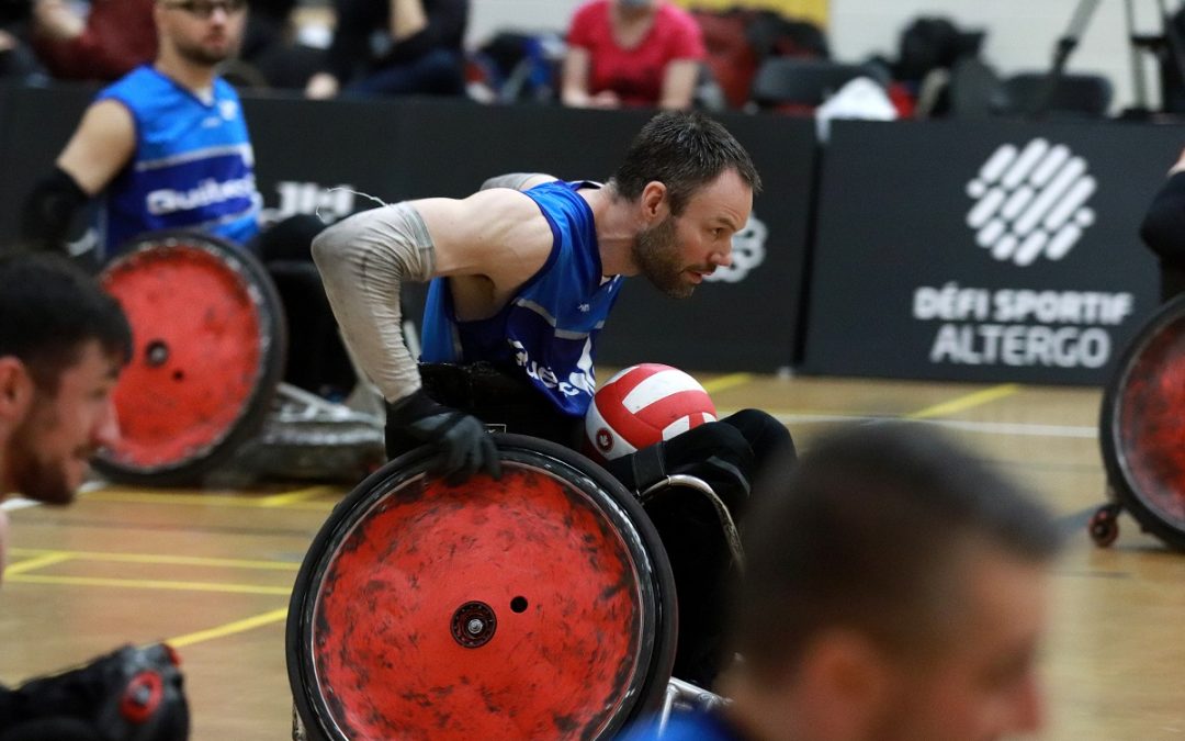 Fabien Lavoie jouant au rugby en fauteuil roulant.