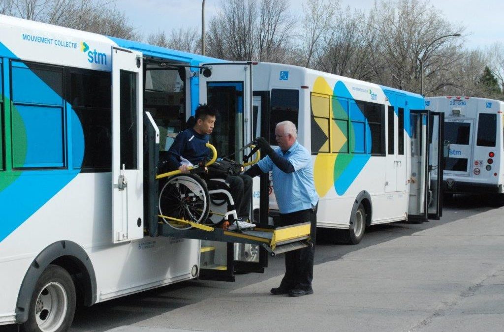 Un usager descend du bus à l'aide d'une plateforme élévatrice.