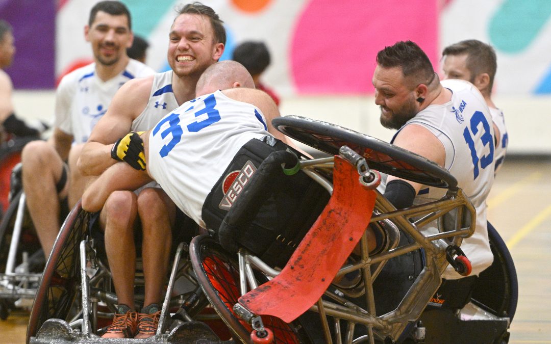 L'équipe de rugby en fauteuil roulant de l'Alberta célèbre sa victoire.