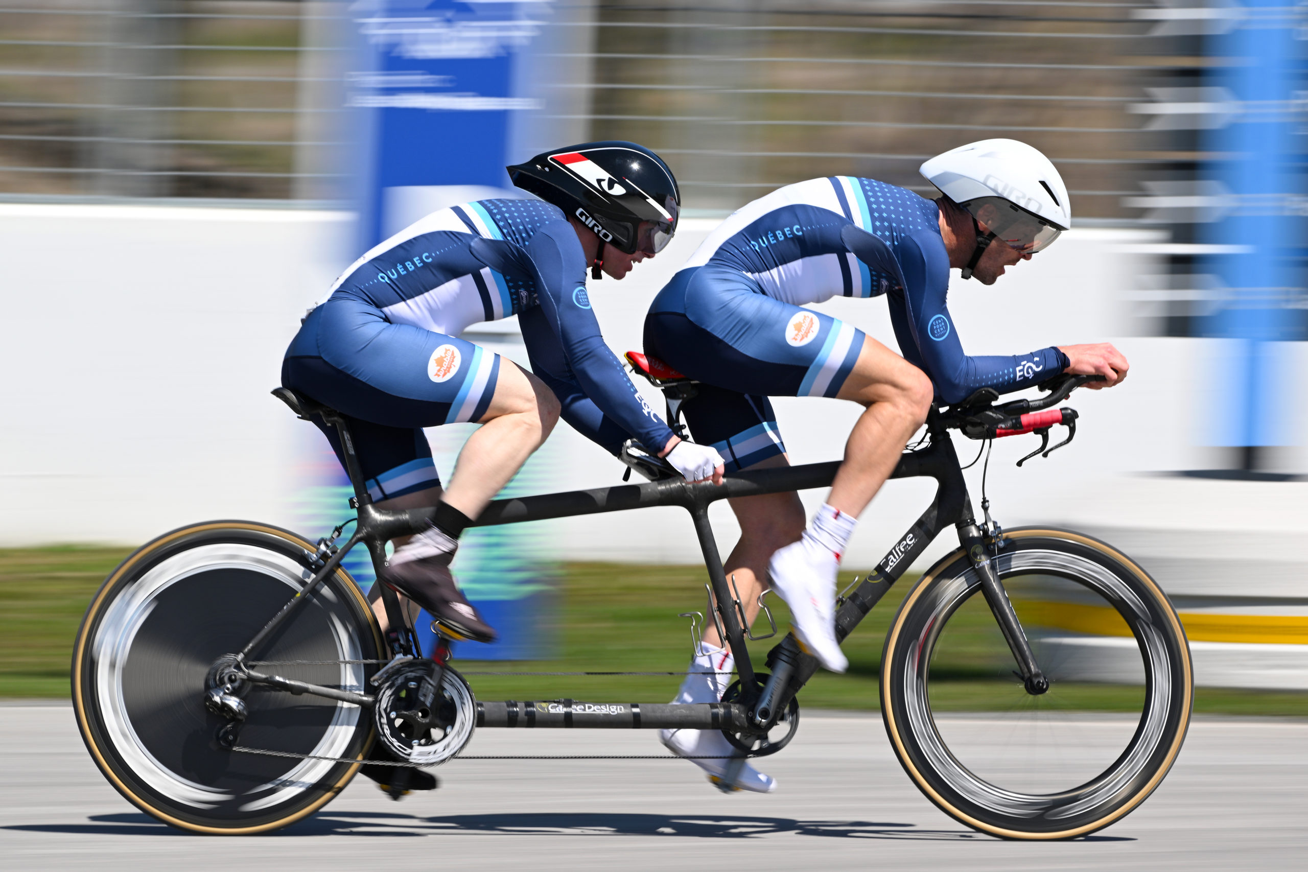 Un duo tandem de paracyclisme est sur la piste du Parc Jean-Drapeau lors du Défi sportif AlterGo 2022.