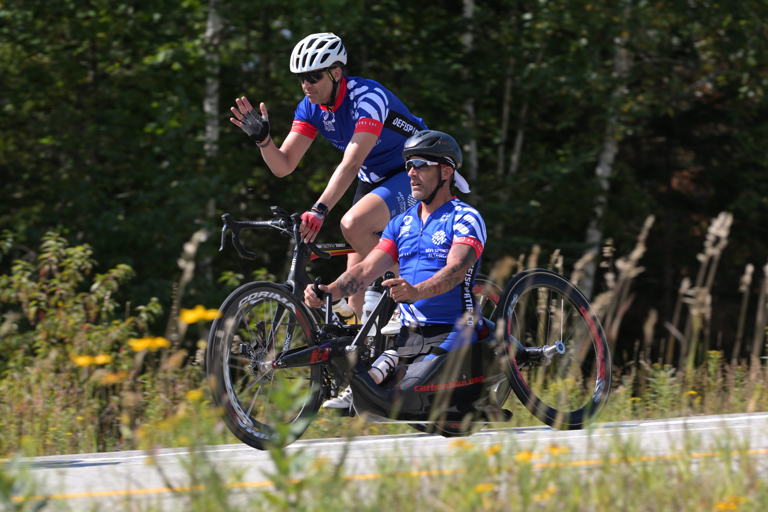 Deux cycliste, dont le paracycliste Patrick Desnoyers, prennent part au Tour cycliste des policiers du SPVM en collaboration avec les Solutions One Sky.