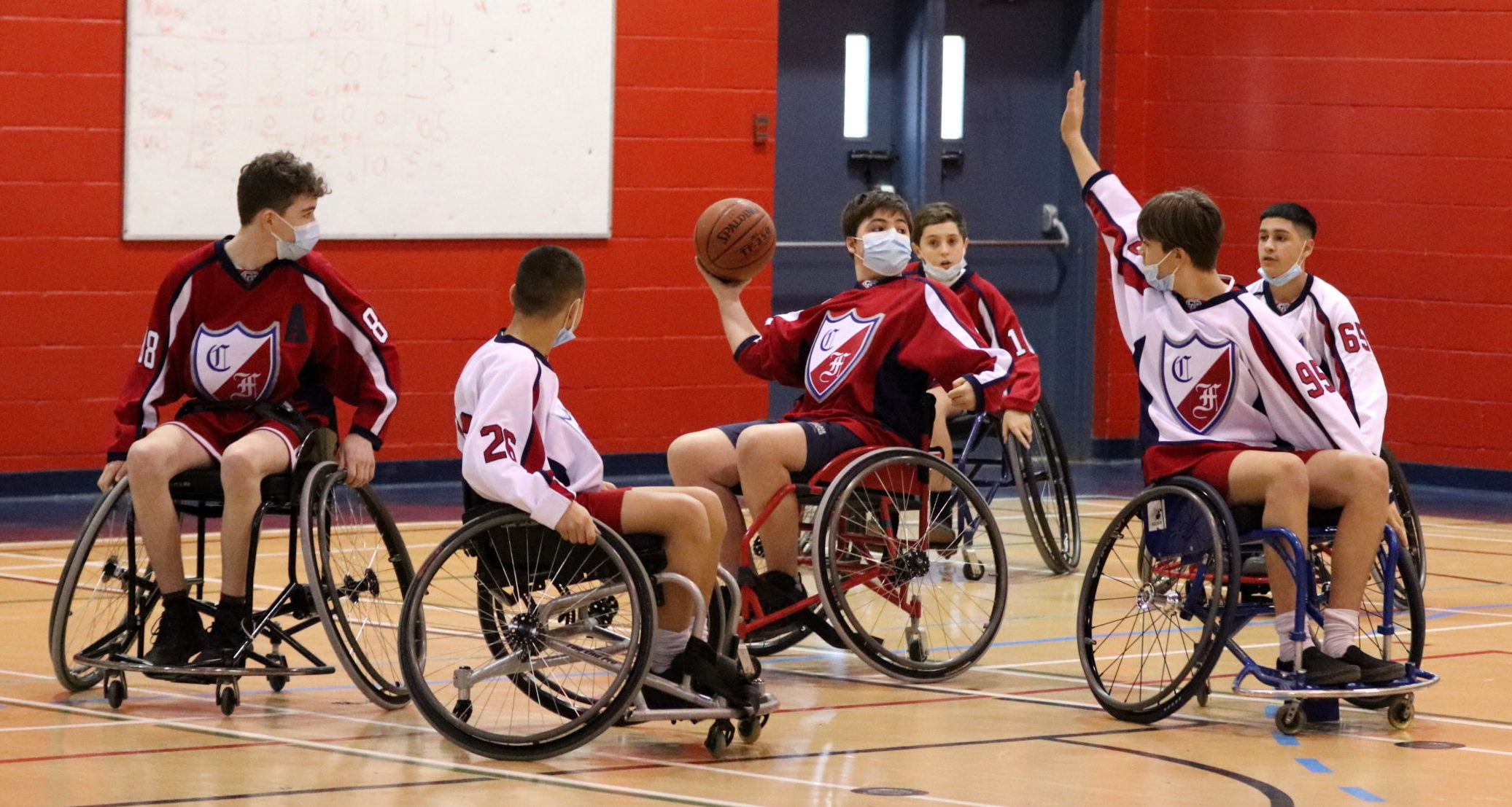 Les élèves du Collège Français jouent au basketball en fauteuil roulant lors de la levée de fonds au profit du Défi sportif AlterGo.