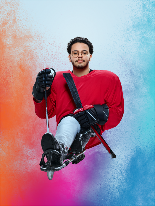Saoud Messaoudi en équipement de parahockey se trouve sur sa luge.