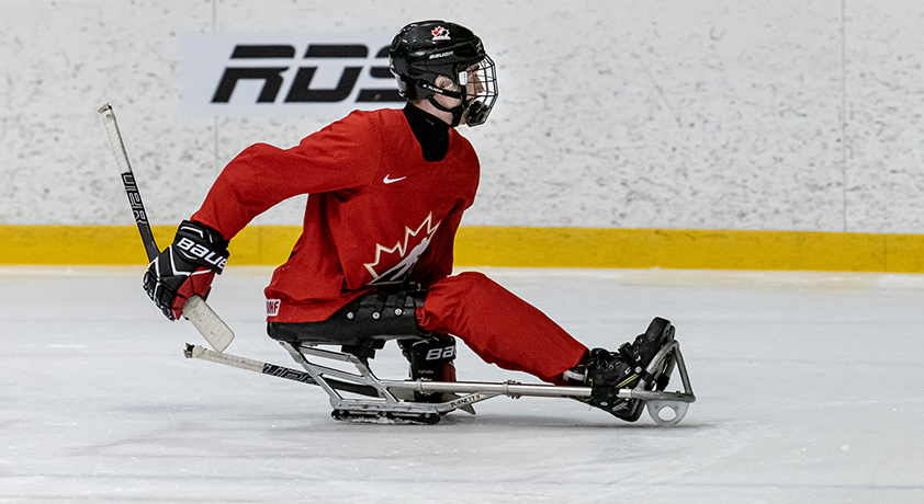 Un joueur de parahockey de l'équipe canadienne sur la glace.