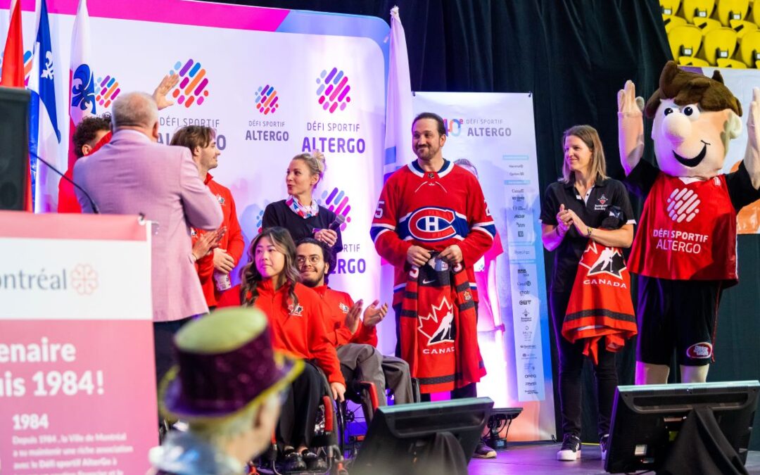 Mathieu Dandenault, Lysanne Richard et Kim St-Pierre sont sur la scène du Défi sportif AlterGo avec l'équipe nationale de parahockey et WalterGo.