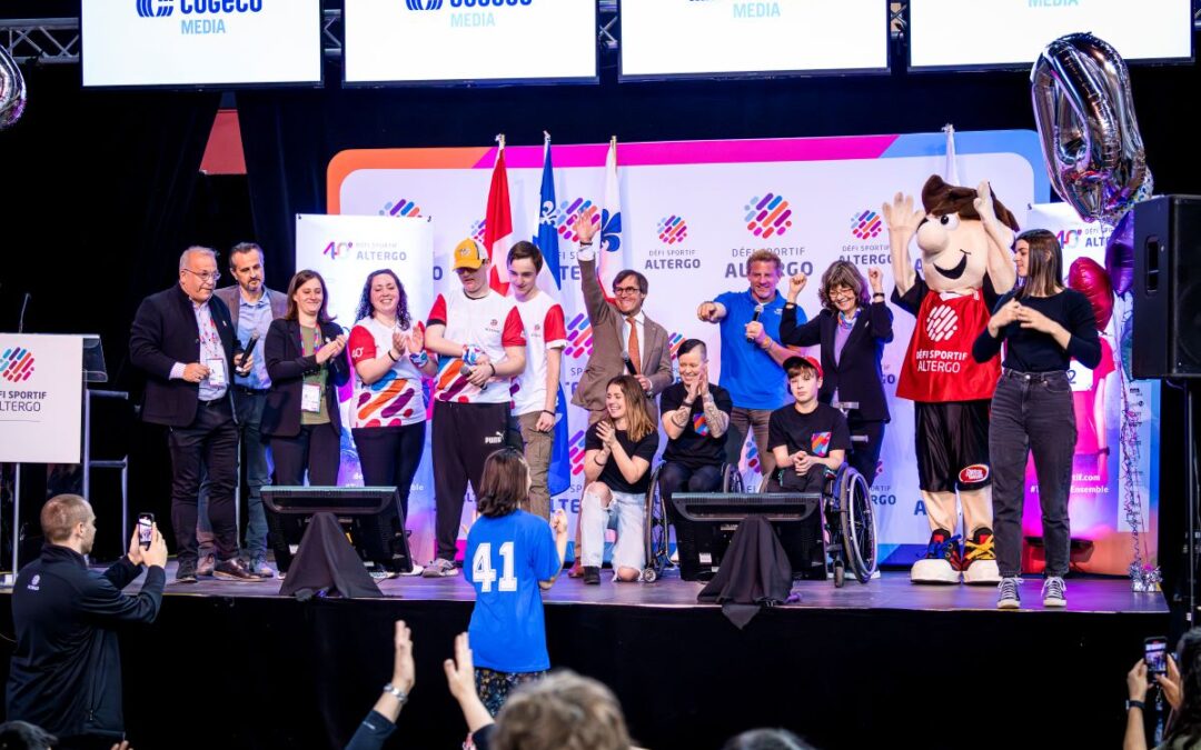 Cérémonie d'ouverture du Défi sportif AlterGo avec une interprète en langue des signes québécoise et d'autres personnes.