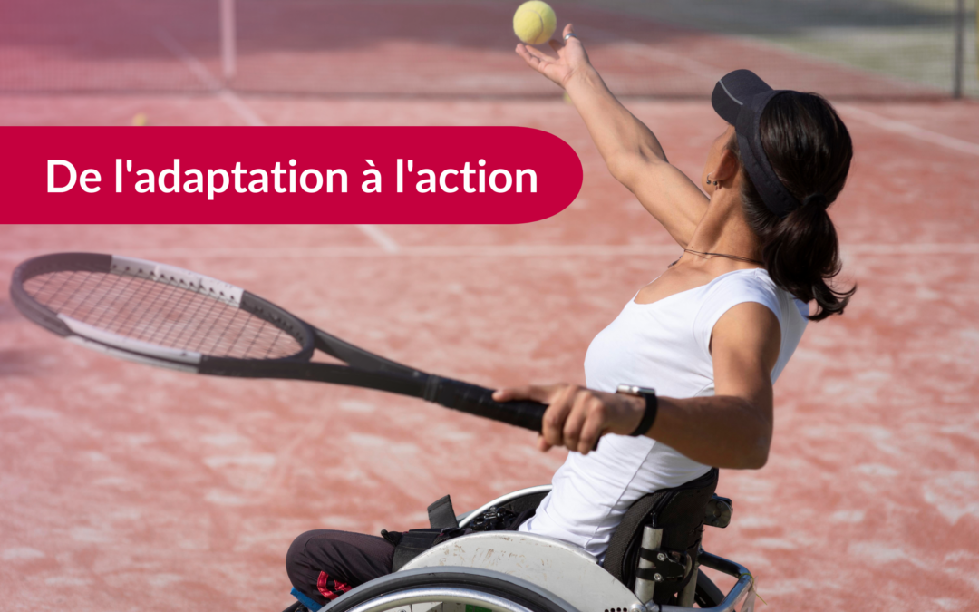Une athlète de tennis en fauteuil roulant effectue un service. Le texte "De l'adaptation à l'action" est ajouté à l'image.