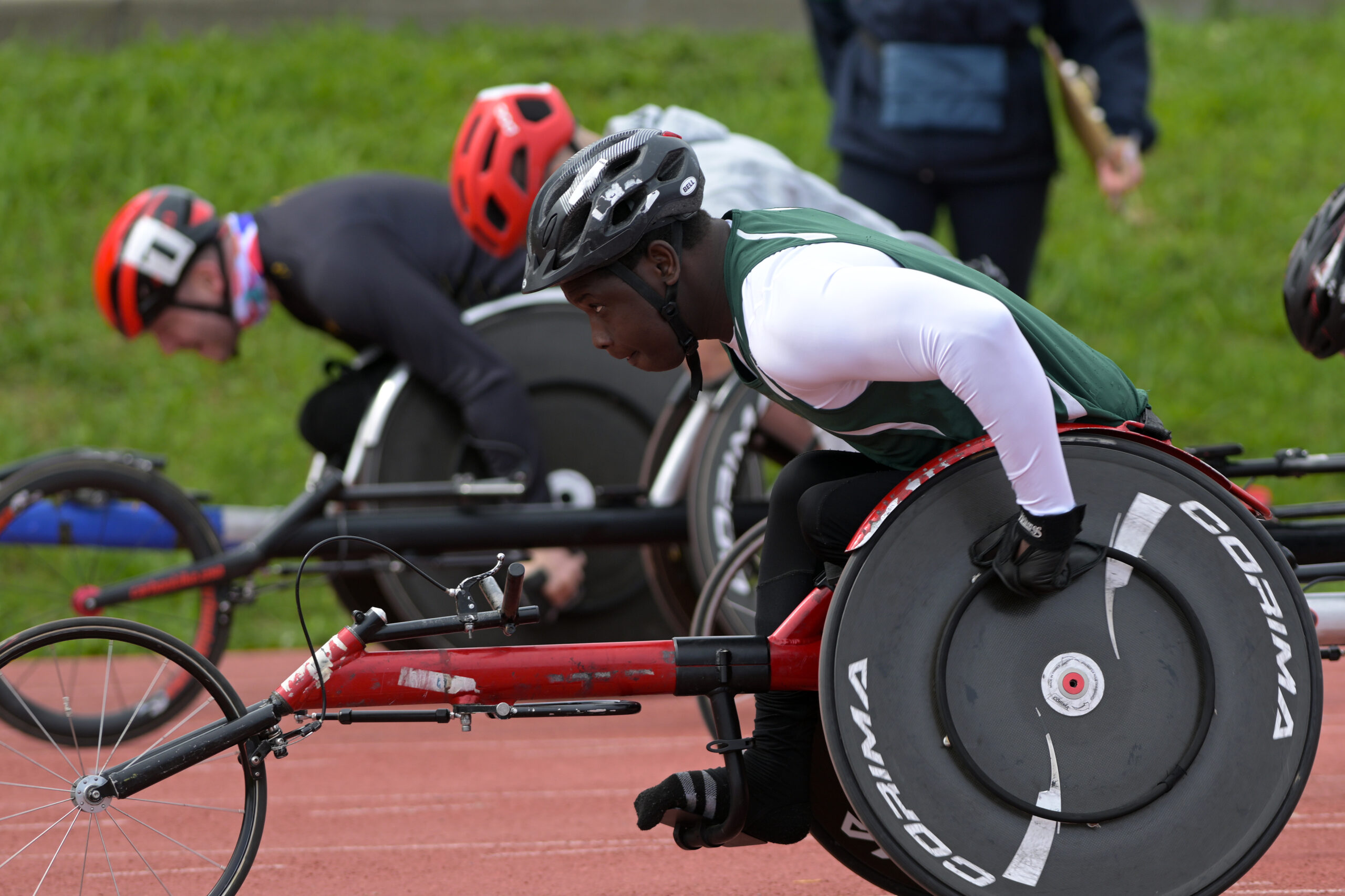 Des para-athlètes concourent sur une piste d'athlétisme lors du Défi sportif AlterGo.