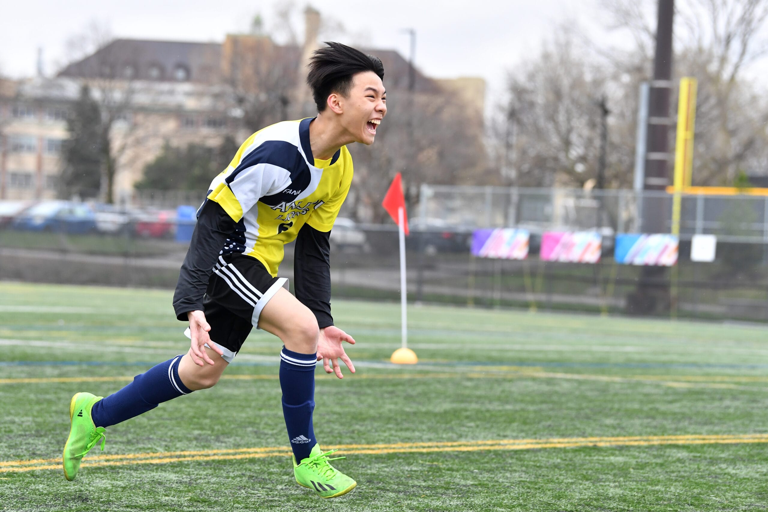 Un joueur de soccer crie de joie.