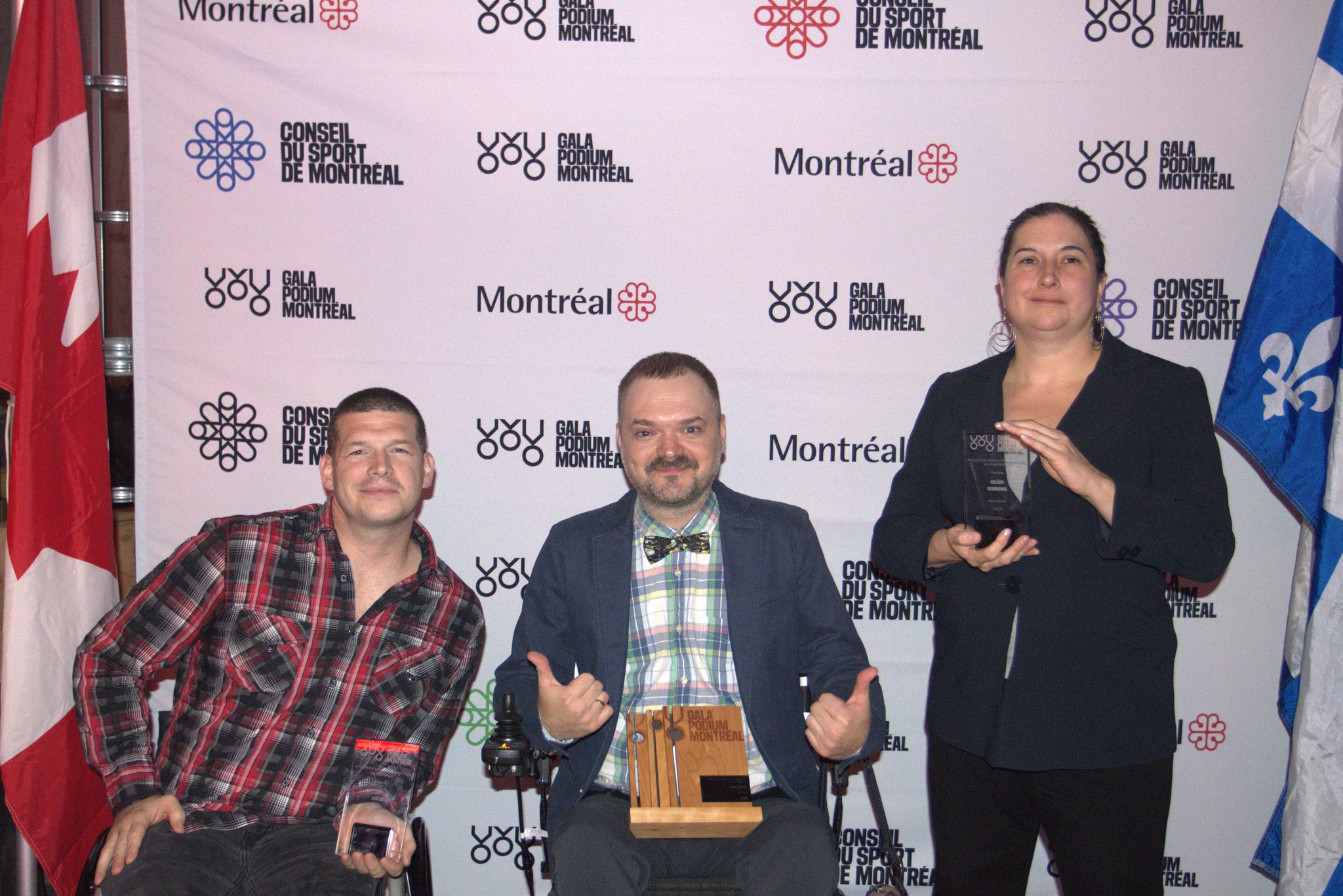 Iulian Ciobanu, Lee Leclerc et Valérie Desroches posent avec leurs prix au Gala Podium Montréal.