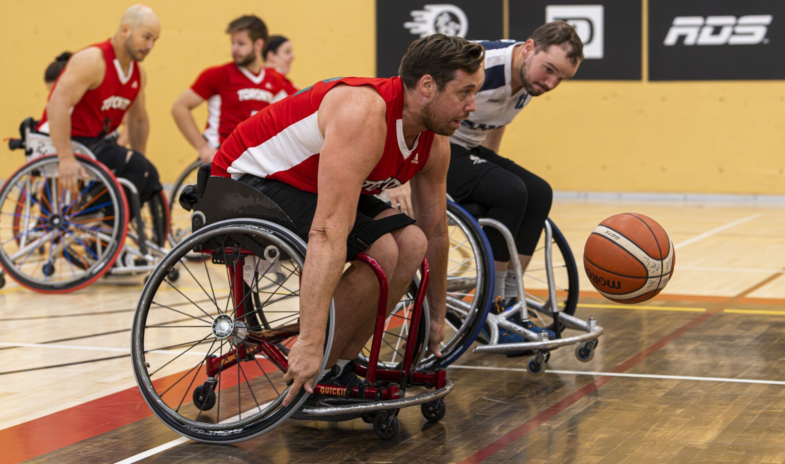 Un joueur de basketball en fauteuil roulant en action pendant un match.