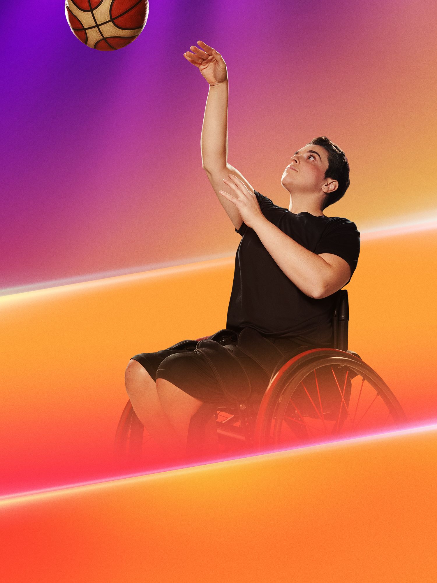 Sofia Fassi Fehri fait un lancer de basketball en fauteuil roulant.