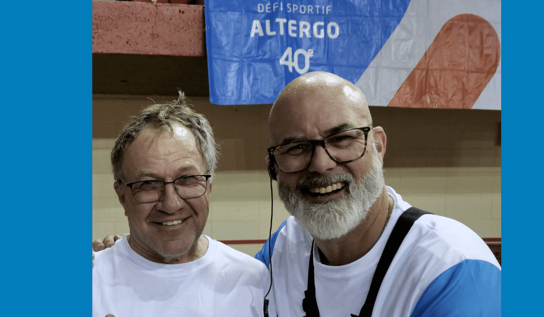 Claude Dagenais et un autre bénévole posent pour la caméra au Défi sportif AlterGo