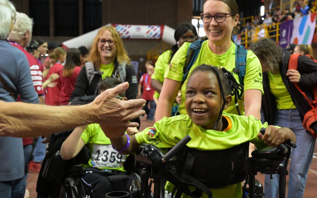 Une athlète du volet scolaire traverse la haie d'honneur au 41e Défi sportif AlterGo