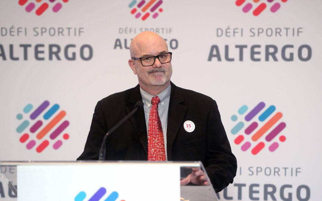Claude Dagenais parle au micro.