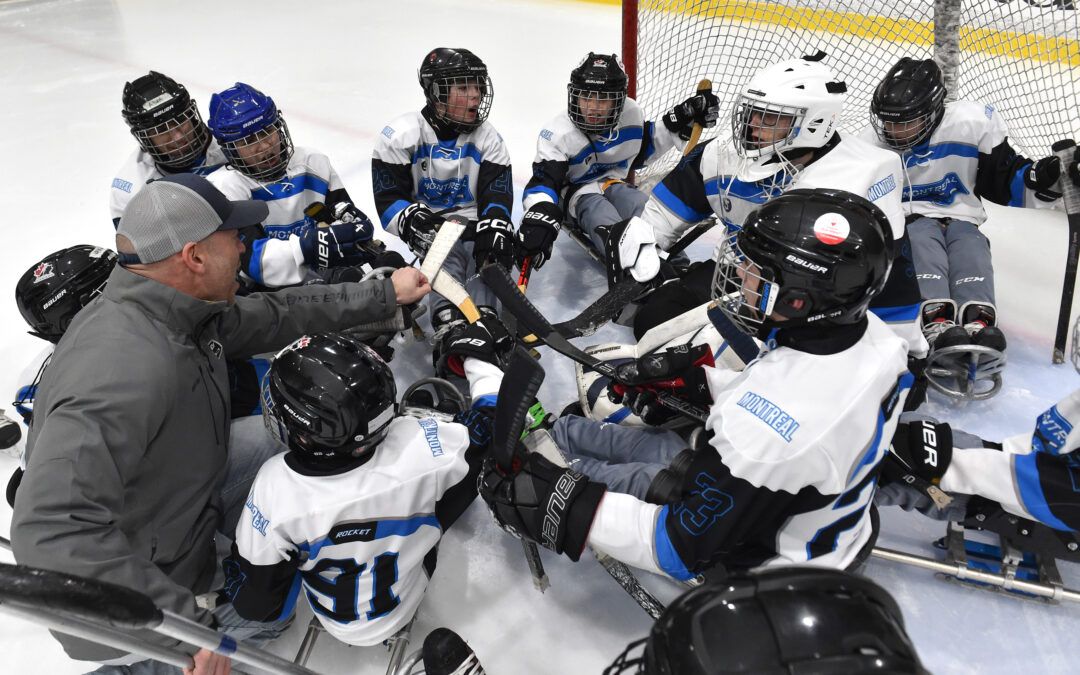 L'équipe de parahockey Montréal Blanc fait un cri d'équipe