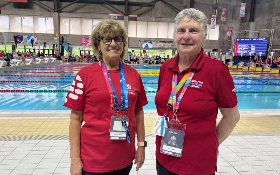 Nicole et Diane, deux officielles de natation sur le bord de la piscine.