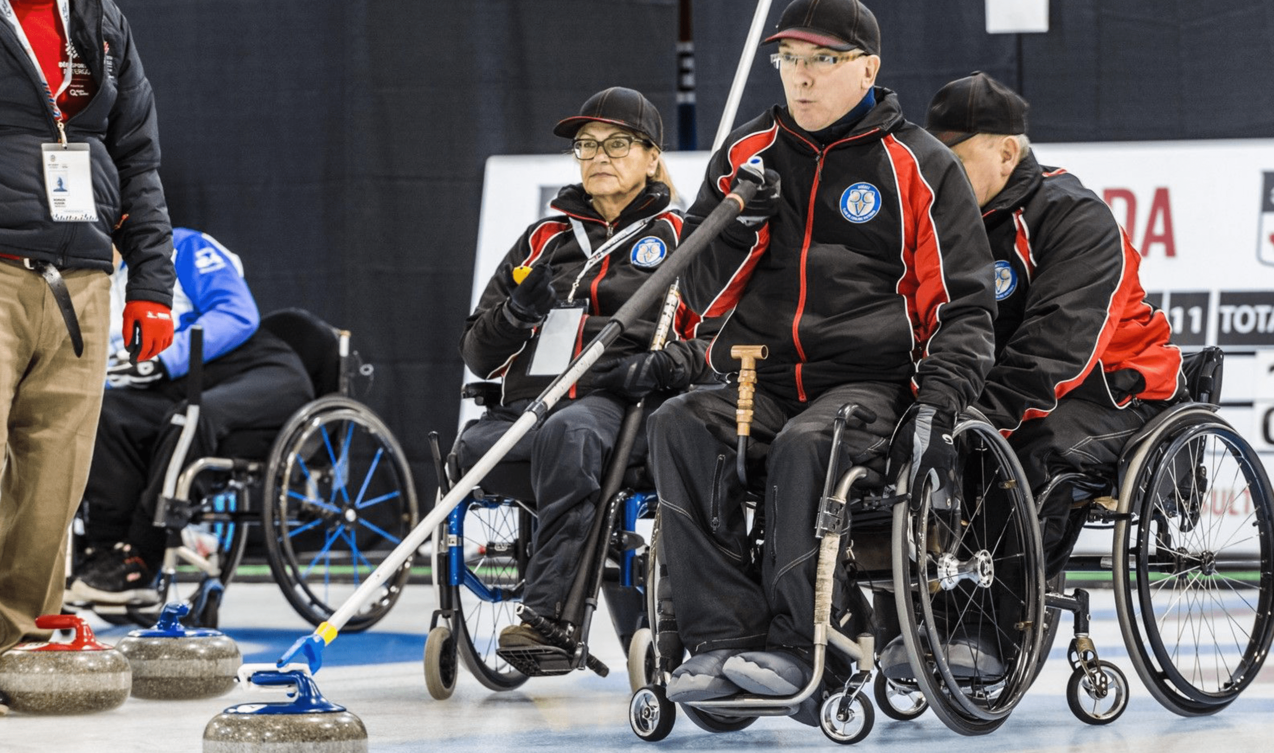 Des joueurs de curling en fauteuil roulant en action.