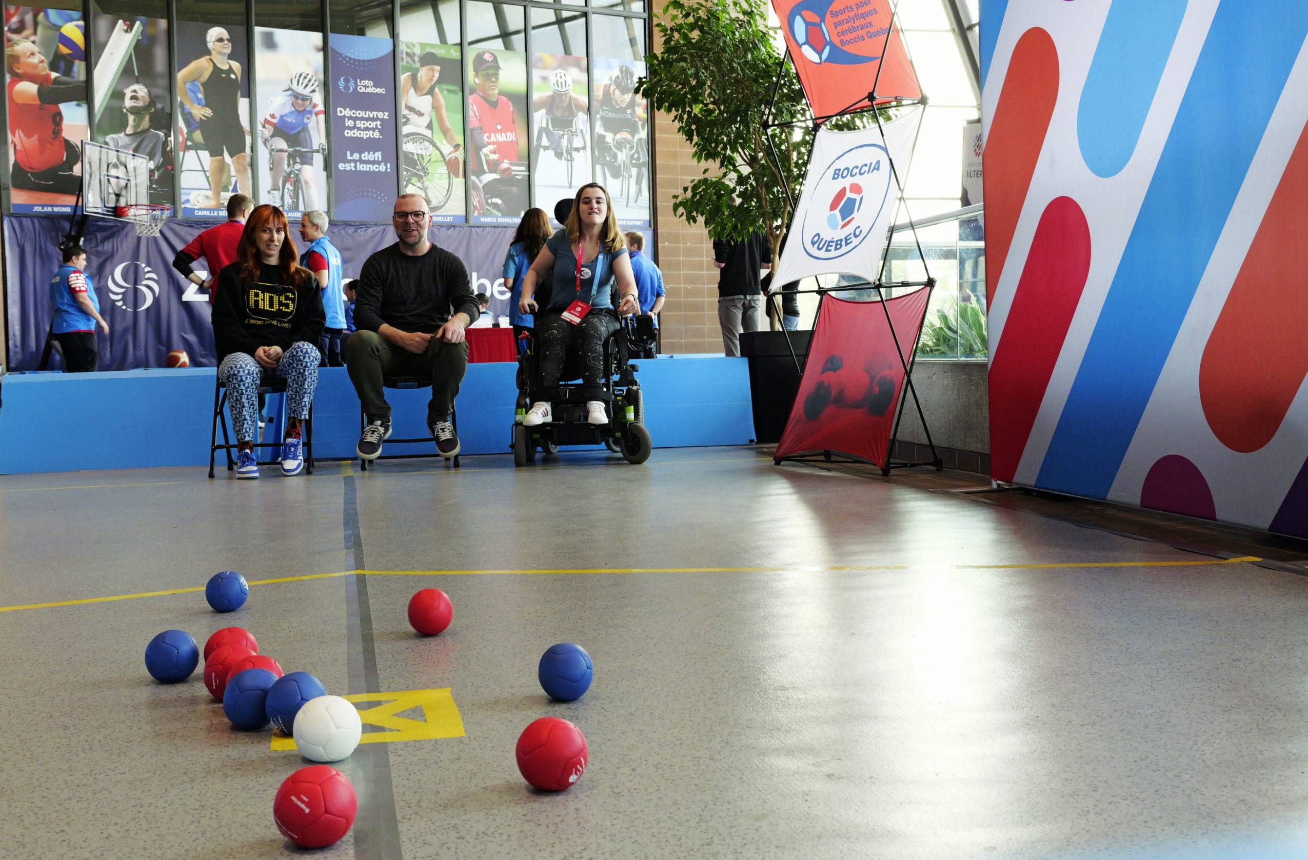 _DEF4092 Des jeunes font un essai de parahockey dans la zone d'essais Loto-Québec.
