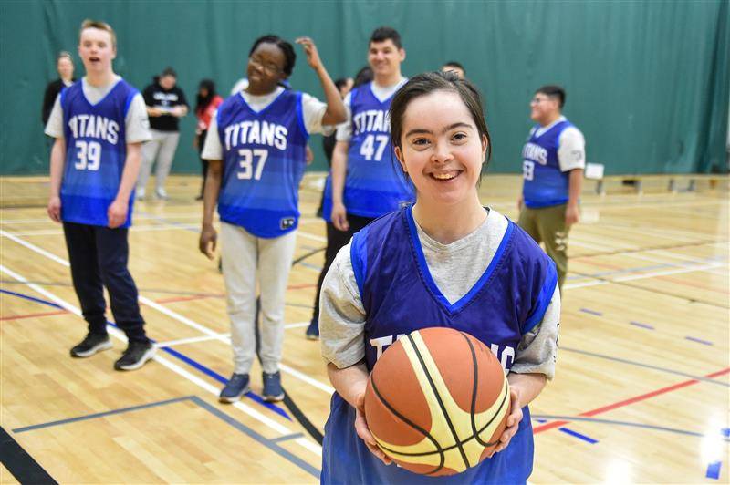 Océane Richard notre athlète ambassadrice sur le terrain de basketball
