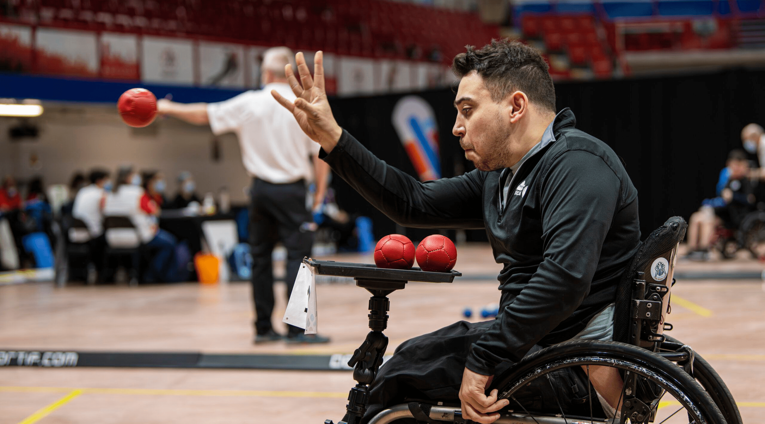 Un joueur de boccia lance la balle.