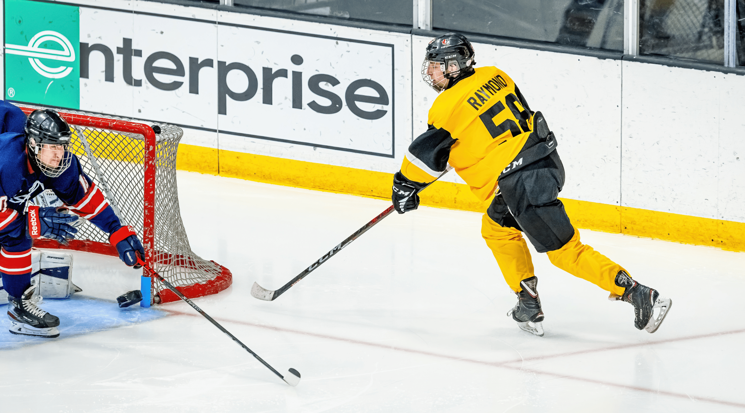 Un joueur de hockey sonore lance la rondelle au but.