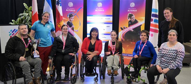 Chantal Petitclerc et les médaillés de la Classique de para-athlétisme qui porte son nom.
