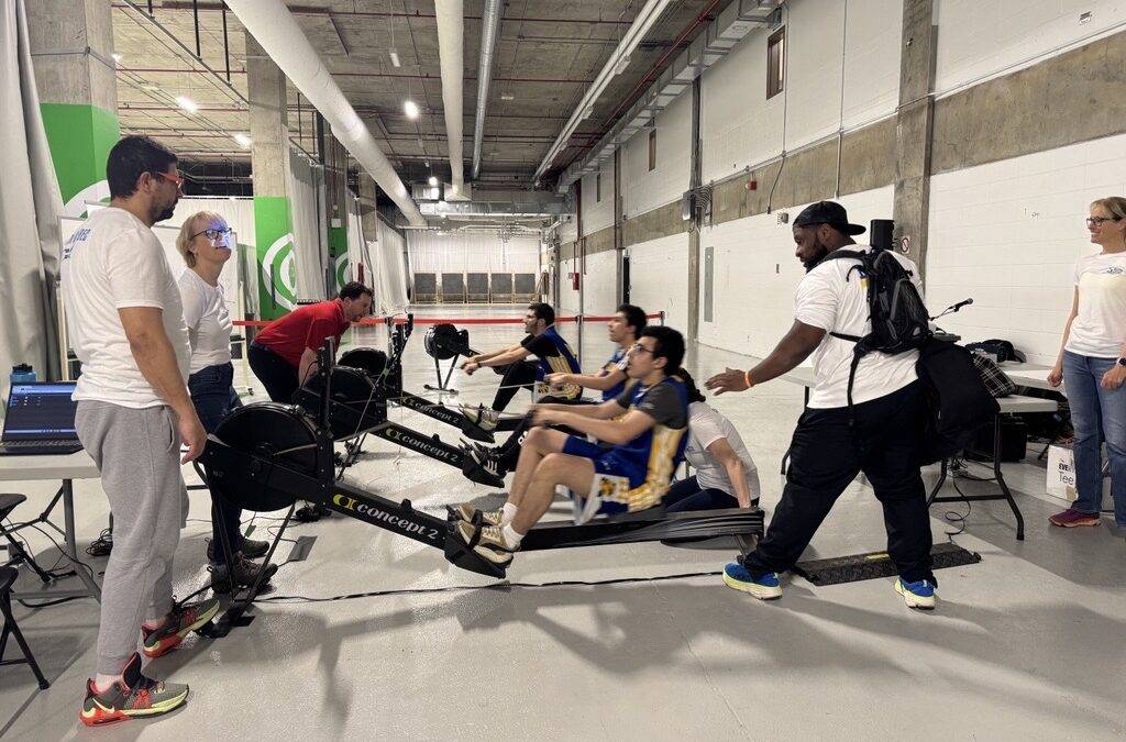 Des athlètes du volet scolaire participent à la compétition de para-aviron en salle