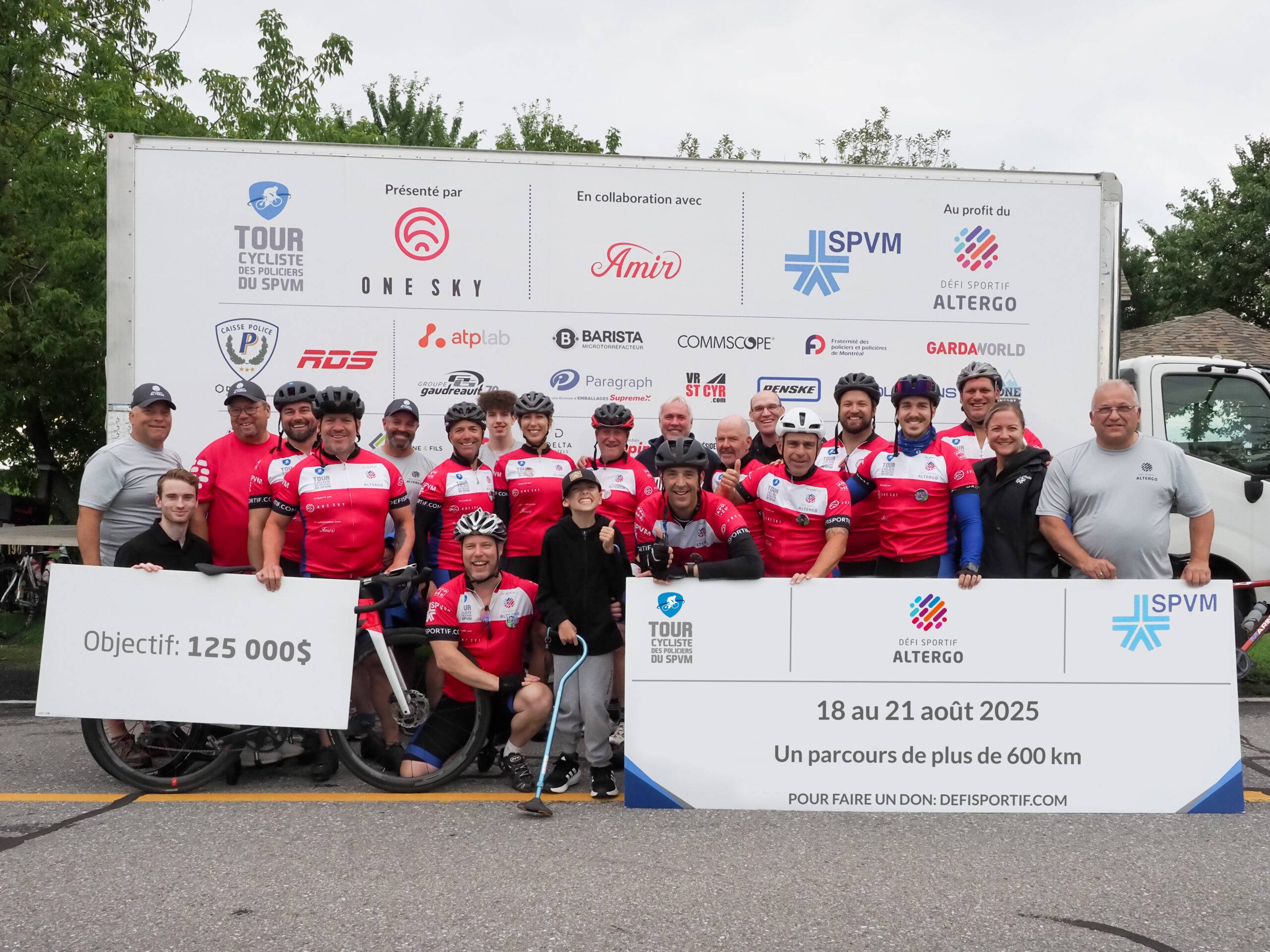 Les policiers qui ont participés au Tour cycliste du Défi sportif AlterGo avec une pancarte indiquant les dates de la prochaine édition.