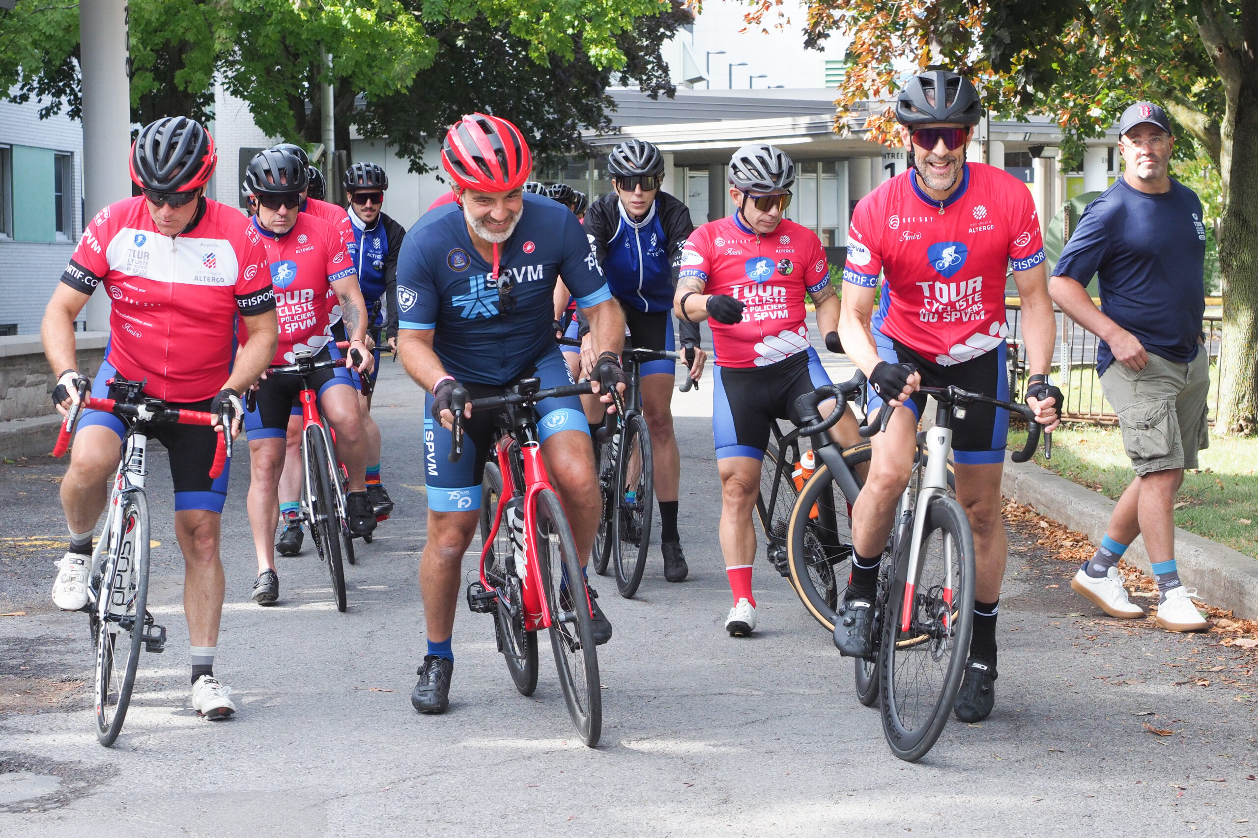 Les cyclistes sur leur vélo prennent leur départ,
