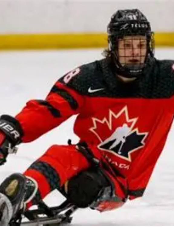 Mathieu Lelièvre en action sur la glace pour l'Équipe Canada.