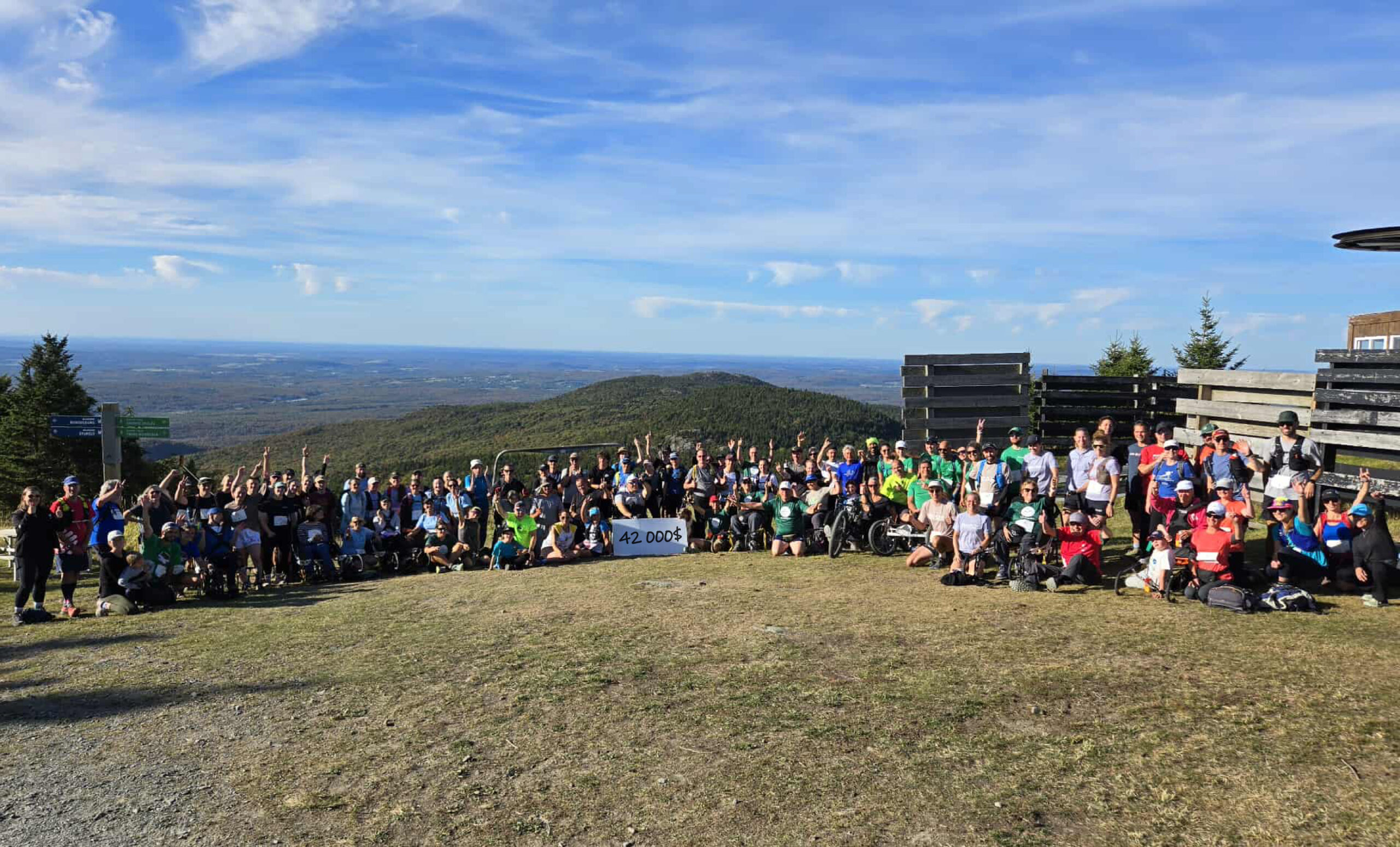 Défi Everest Orford 2025 Des dizaines de participants du Défi Everest-Orford au sommet du Mont Orford.