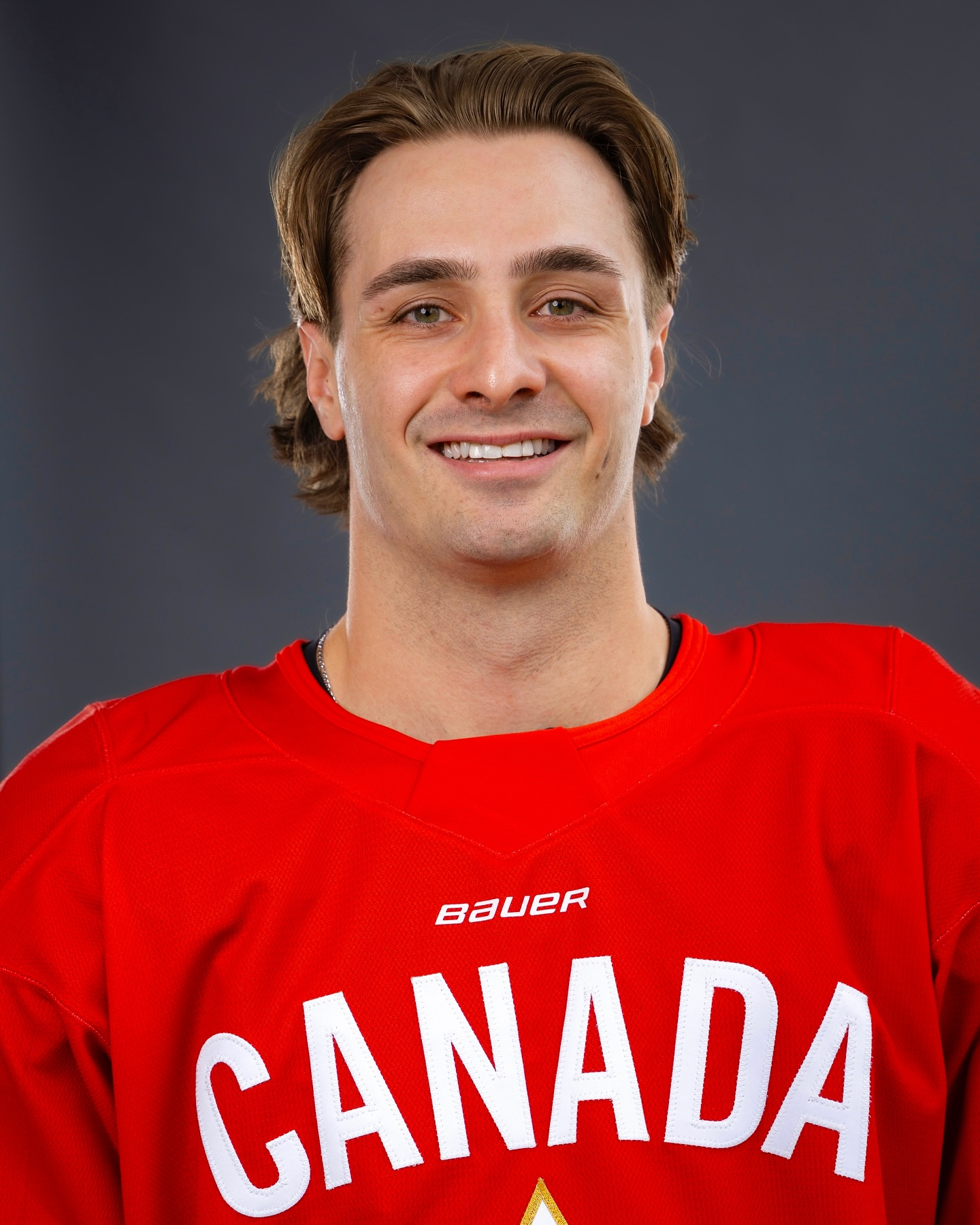 Vincent Boily sourit à la caméra dans son chandail de l'équipe Canada.