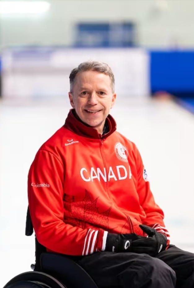 Gilbert Dash sourit à la caméra