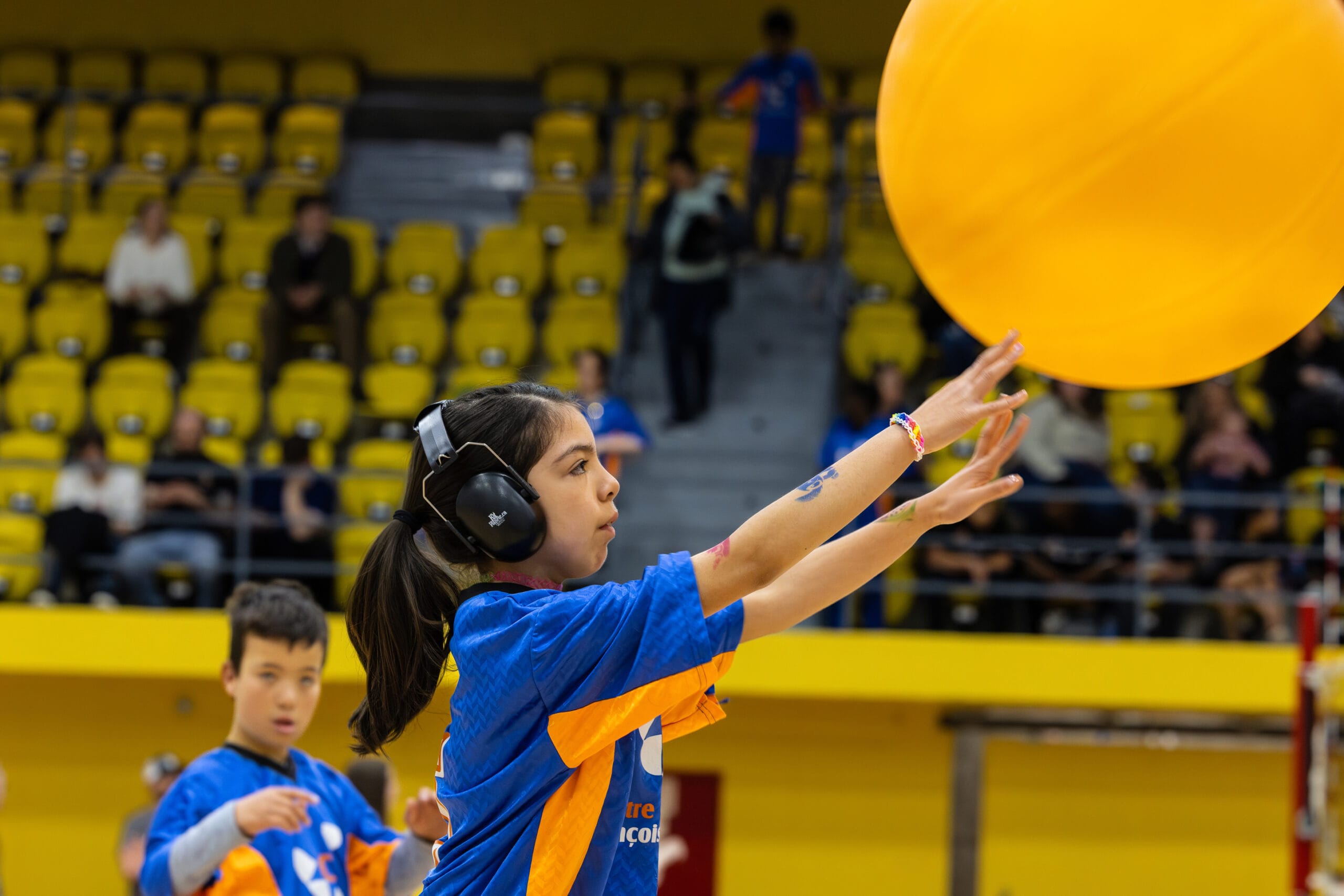 Une jeune athlète en action pendant un match de volleyball.