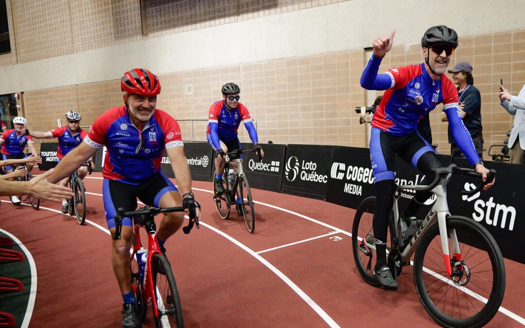 Des cyclistes roulent sur la piste de course.