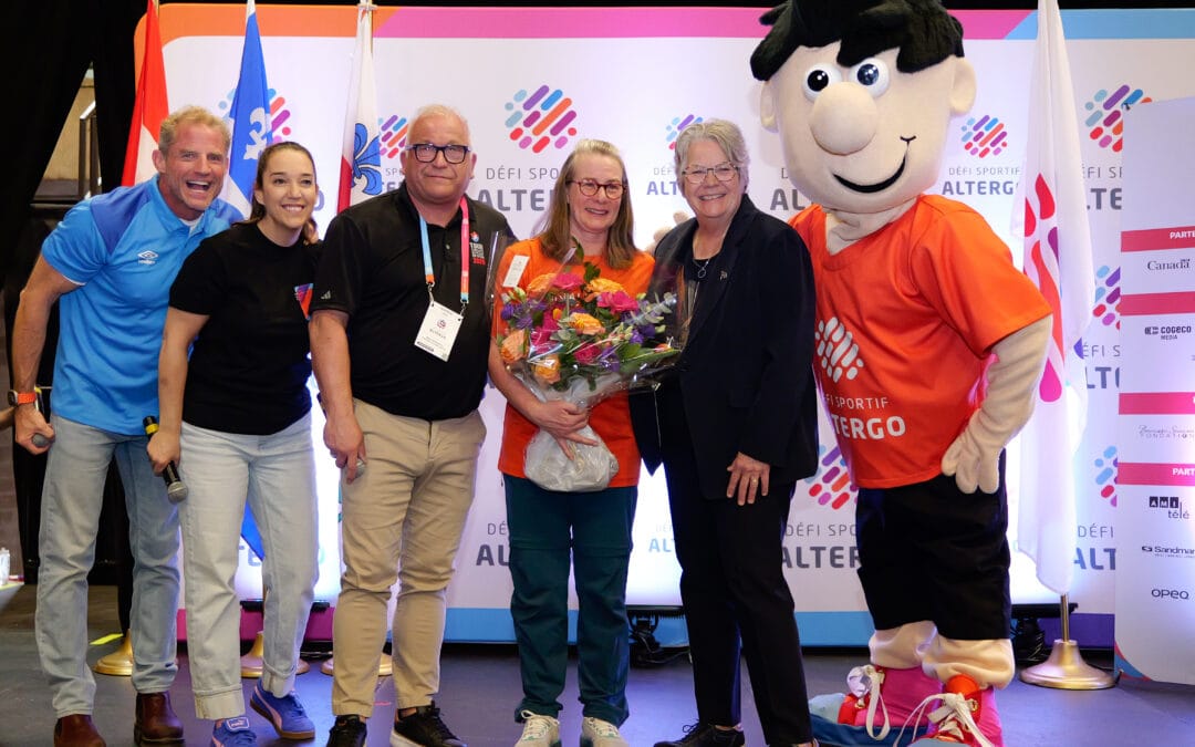 Maxime Gagnon, Jean-Marie Lapointe, Chantal Rouleau et Nancy Audet remettent des fleurs à Manon Charron sur la scène