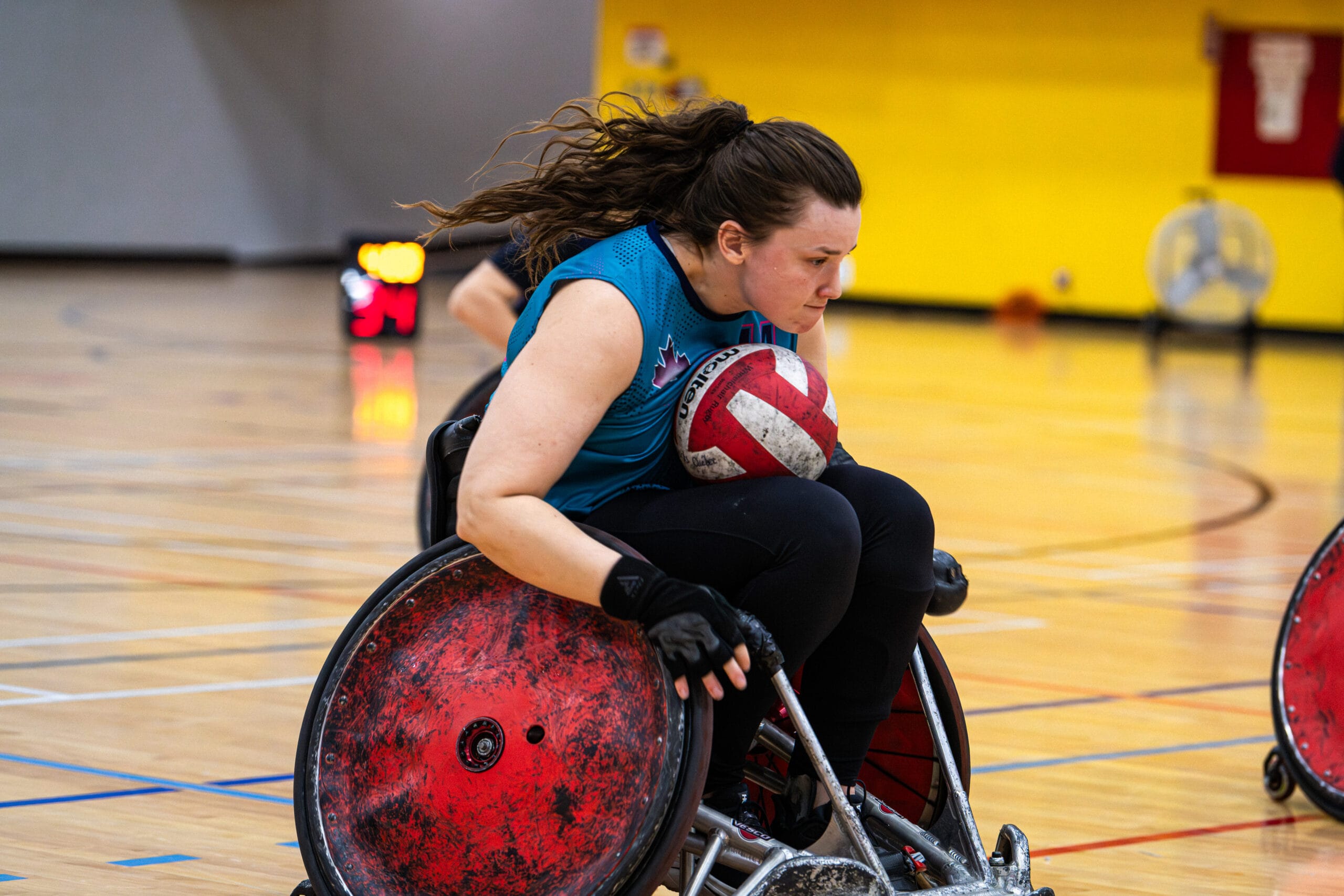 Un garçon sur son tricycle.
