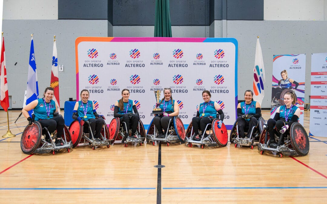 L'équipe gagnante avec son trophée.