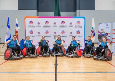 L'équipe gagnante avec son trophée.