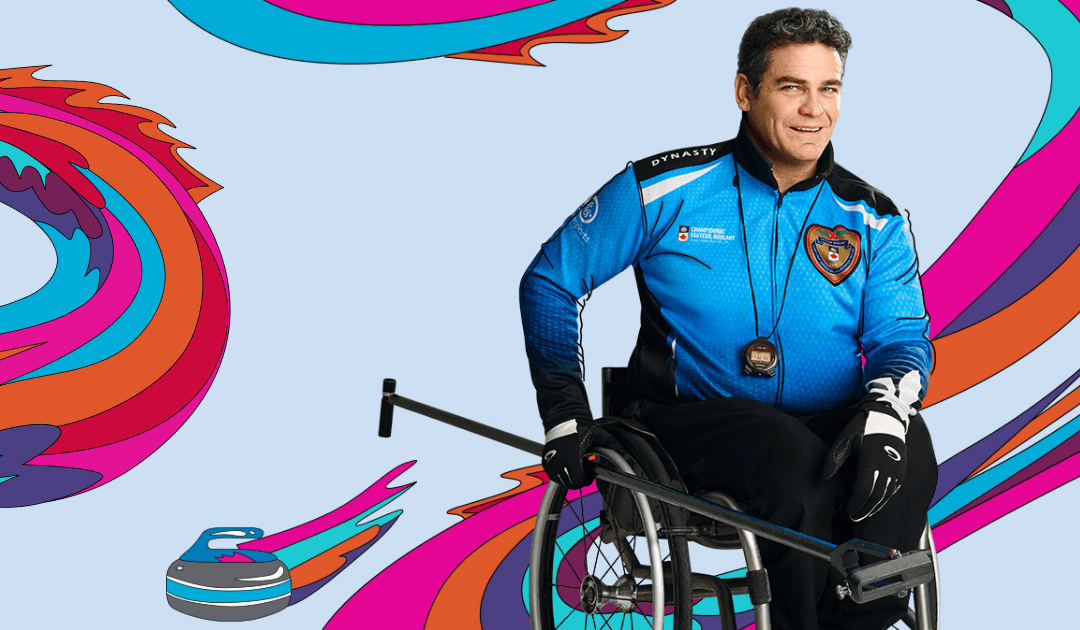 Carl Marquis, vêtu de sa veste bleue de curling et tenant sa perche, sourit. Le fond est bleu pâle et parsemé d'illustrations colorée qui inspirent le mouvement.