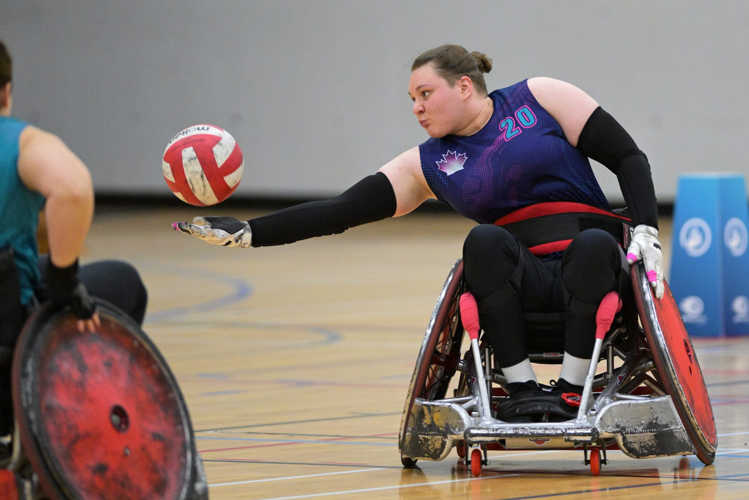 Un joueur de hockey sonore lance la rondelle au but.