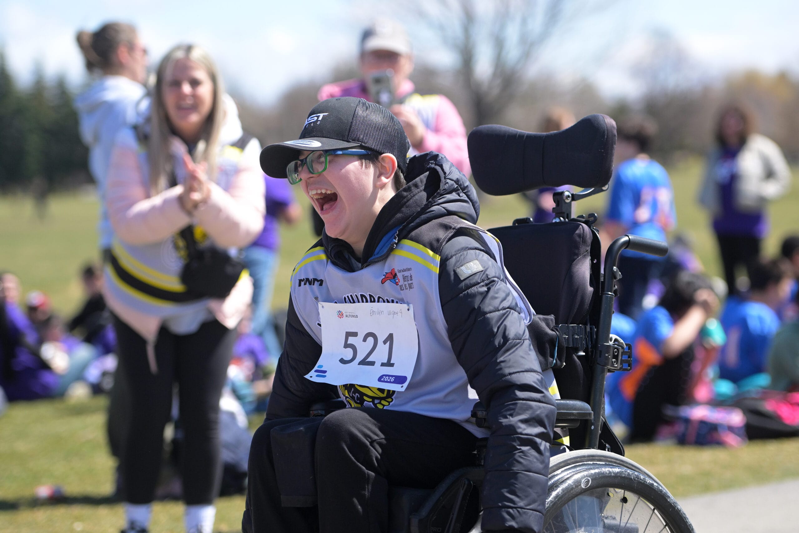 Un garçon sur son tricycle.