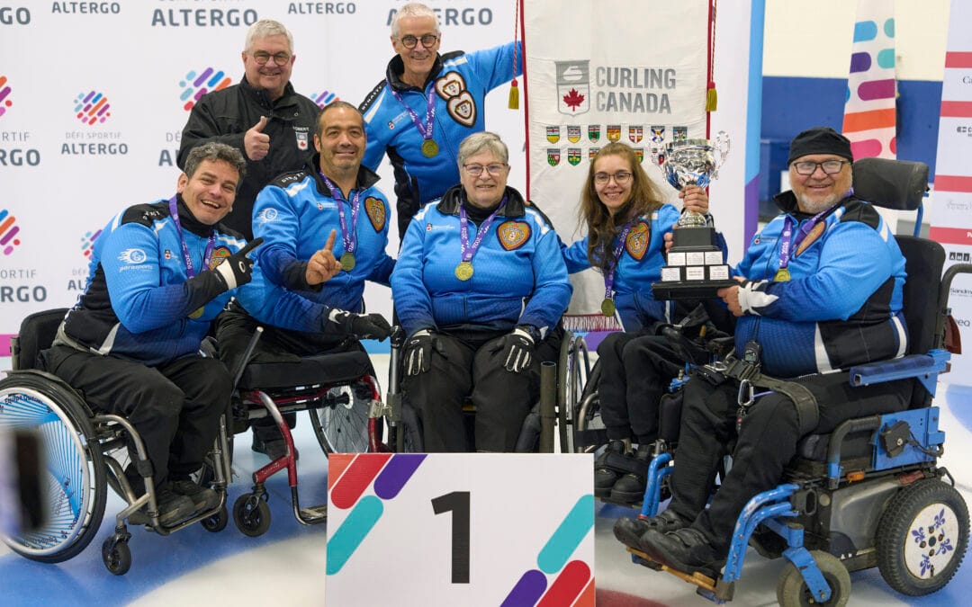 L'équipe Québec 1 souriante avec son trophée et sa bannière