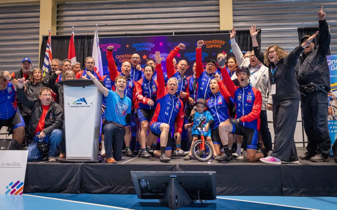 Des cyclistes vêtus de bleu et de rouge célèbrent sur la scène.