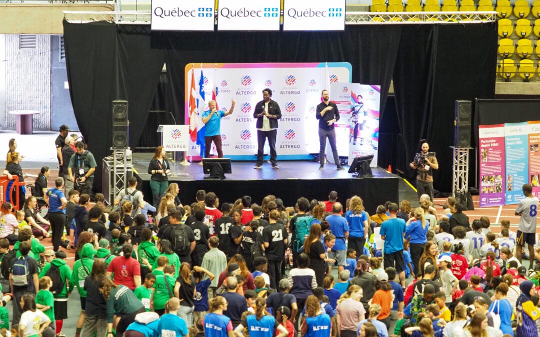 La foule assemblée à la cérémonie d'ouverture.