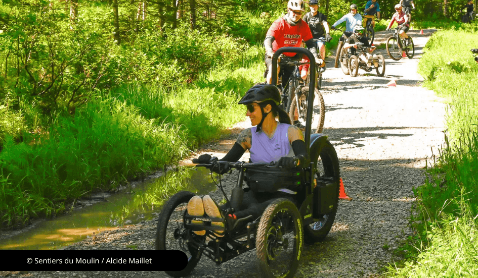 Une femme fait du vélo de montagne adapté.